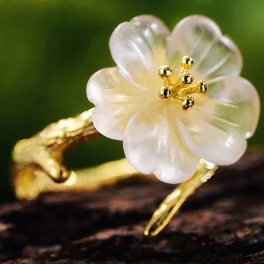 Elegant Gold and Cream Floral Ring - Picture 3 of 10